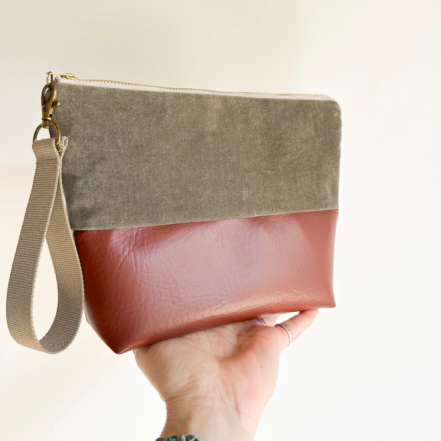 BOX WRISTLET- Olive Velvet