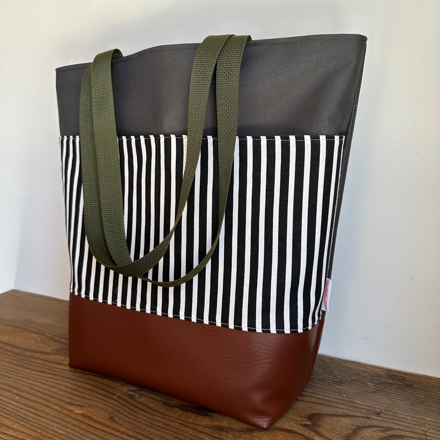 The Pocket Tote - Stripe