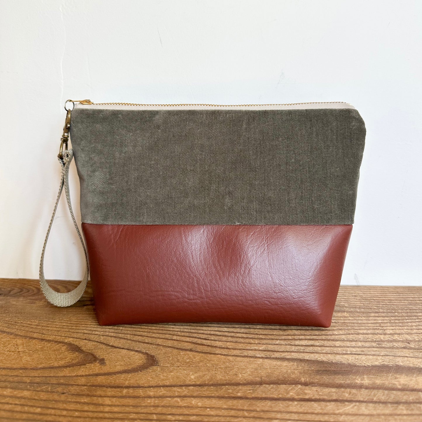 BOX WRISTLET- Olive Velvet