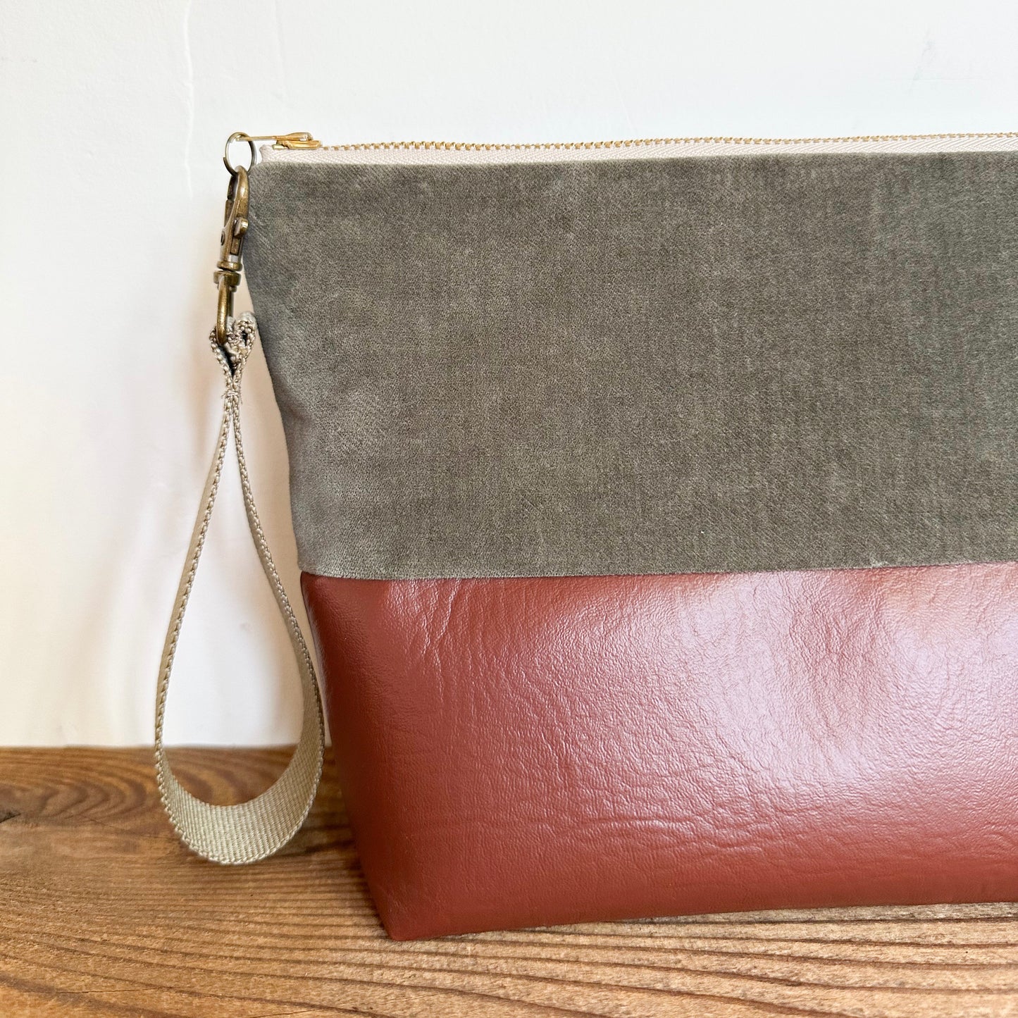 BOX WRISTLET- Olive Velvet