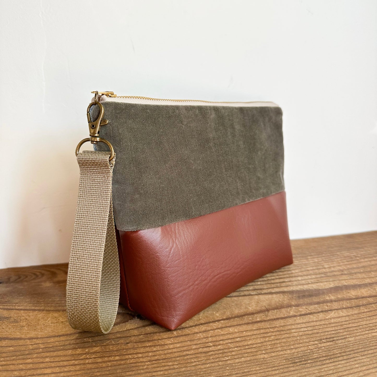 BOX WRISTLET- Olive Velvet
