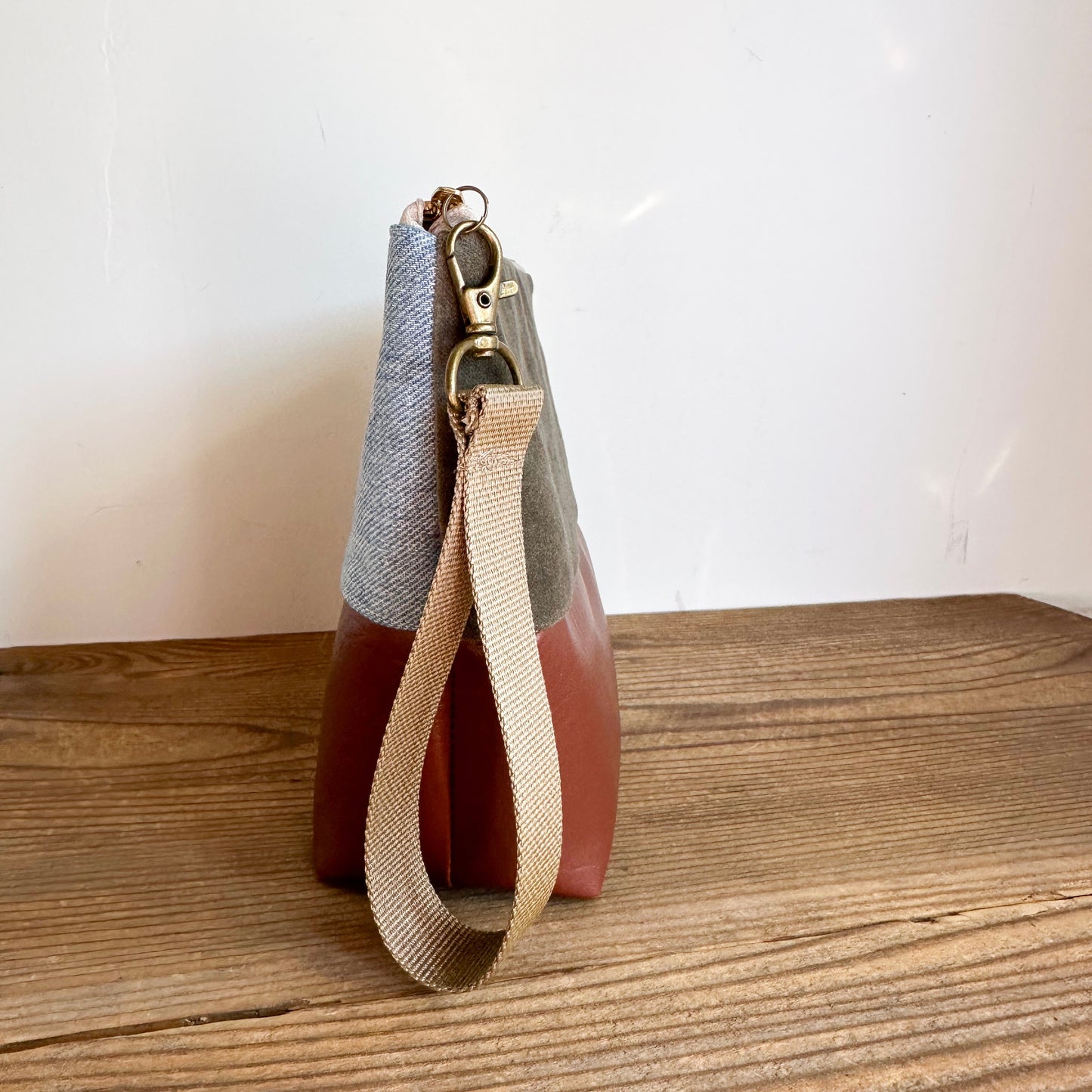 BOX WRISTLET- Olive Velvet