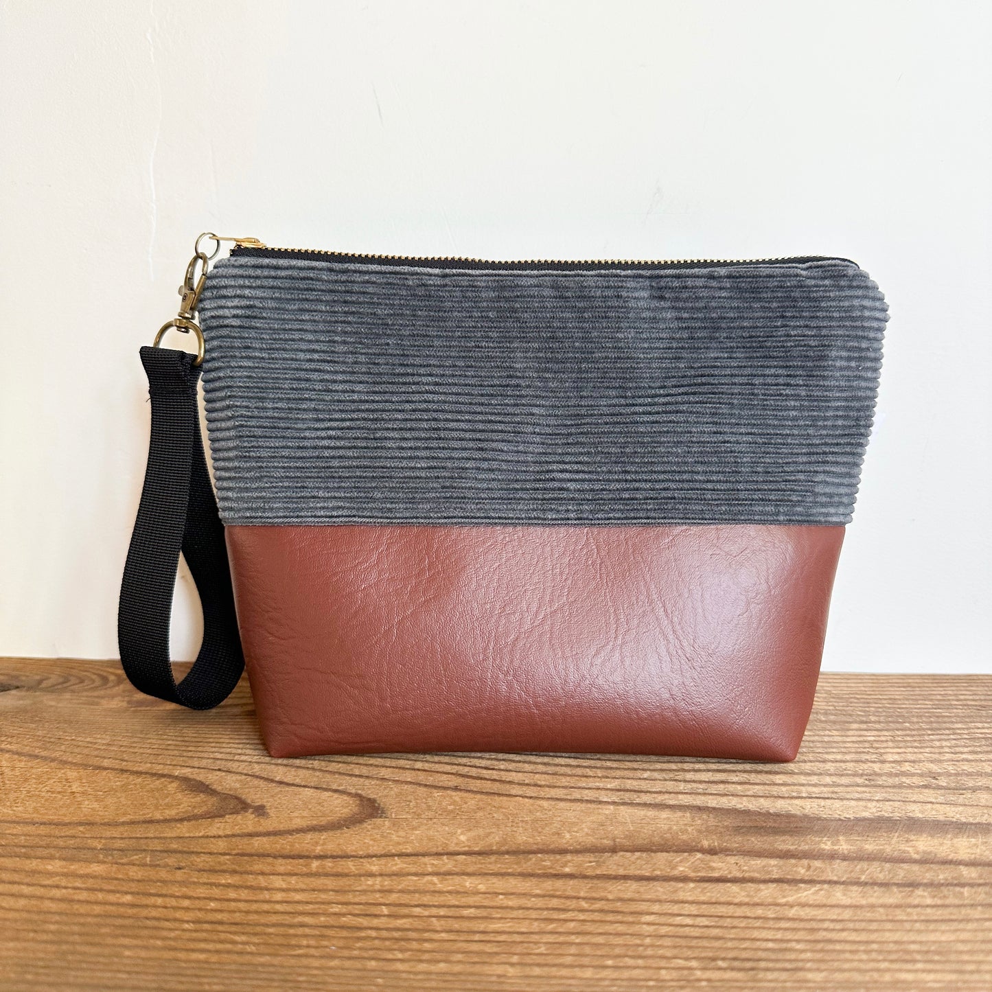 BOX WRISTLET- Gray Corduroy