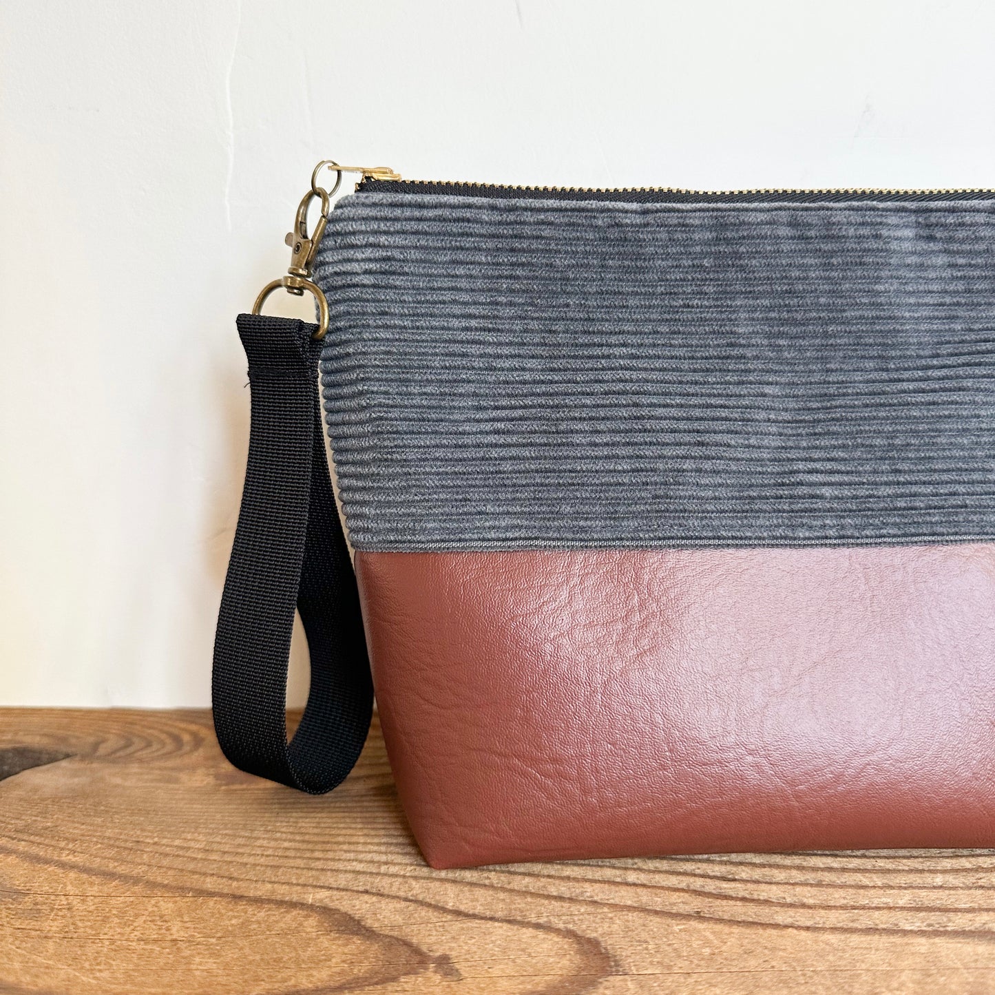 BOX WRISTLET- Gray Corduroy