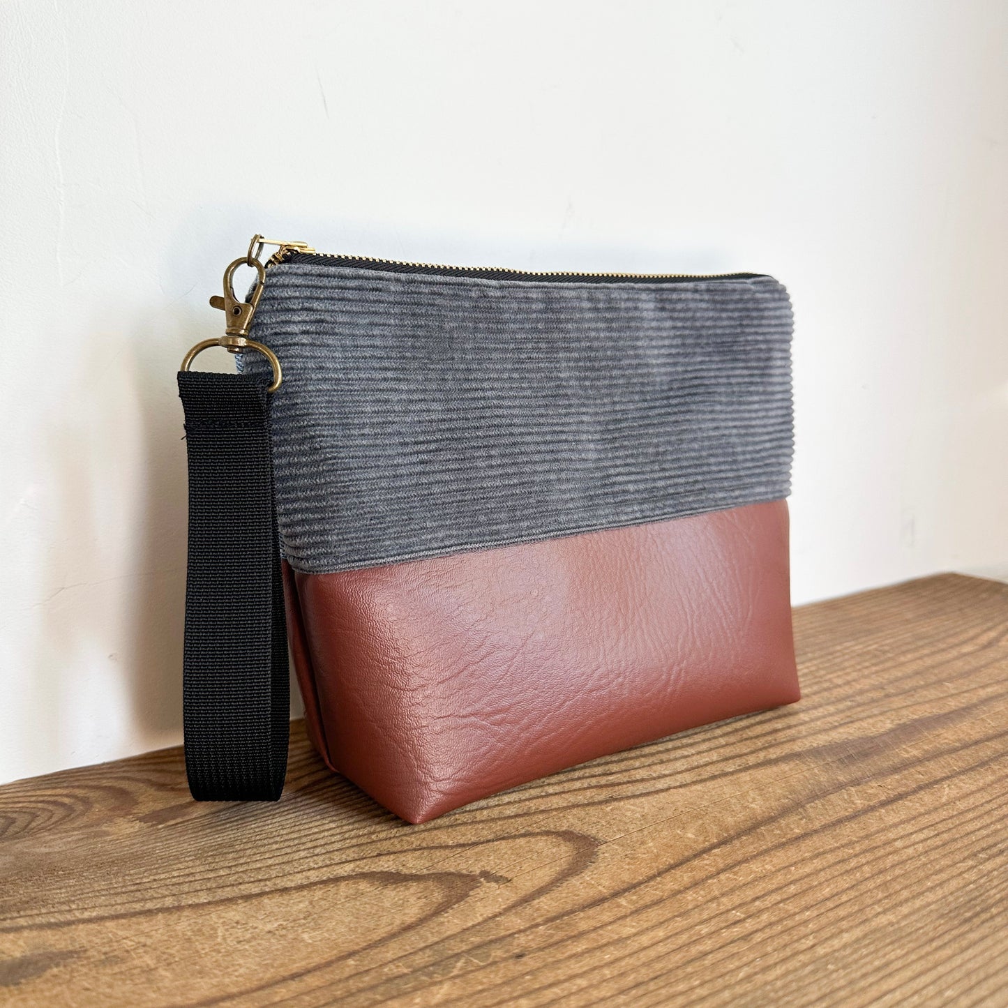 BOX WRISTLET- Gray Corduroy