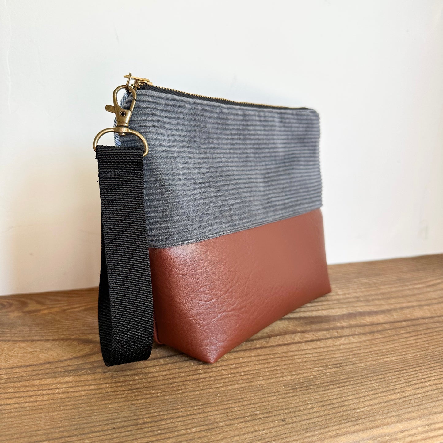 BOX WRISTLET- Gray Corduroy