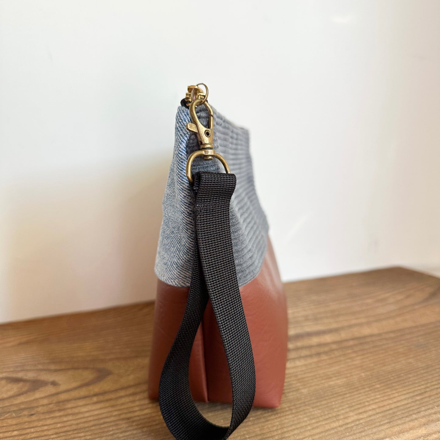 BOX WRISTLET- Gray Corduroy