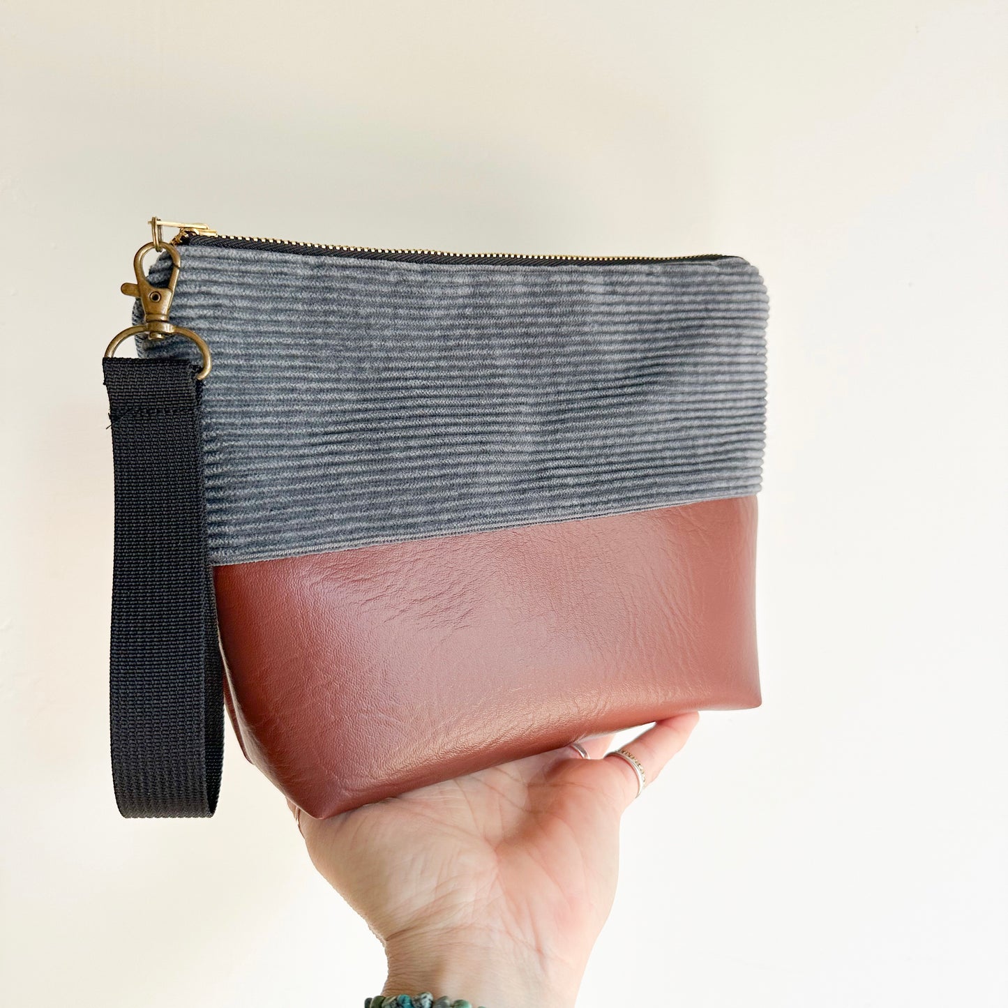 BOX WRISTLET- Gray Corduroy