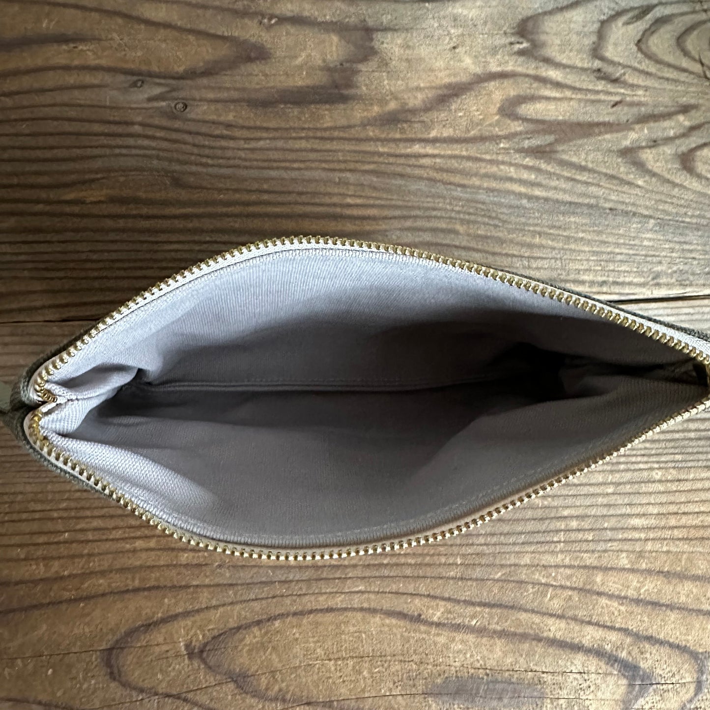 GRAY ZIG ZAG WRISTLET
