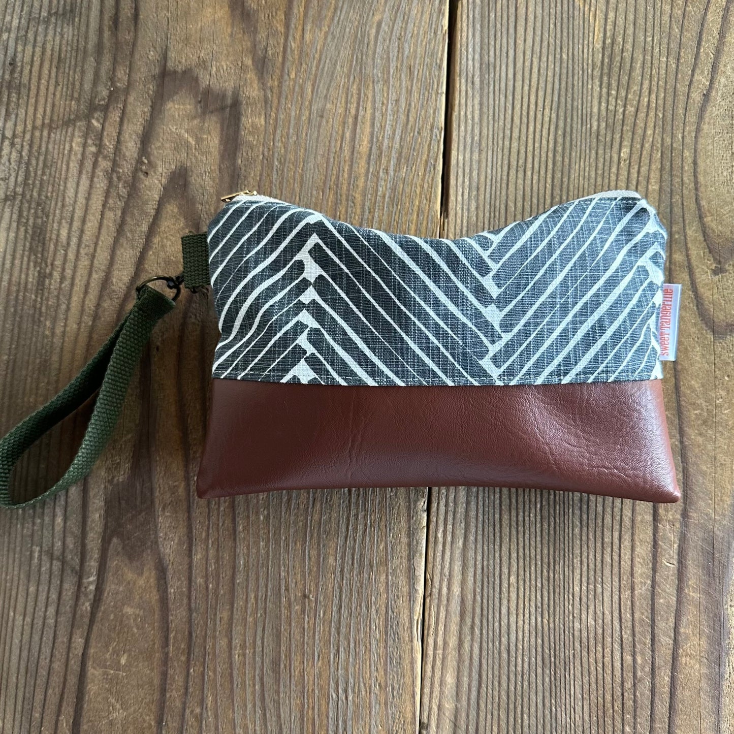Gray Zig Zag Wristlet
