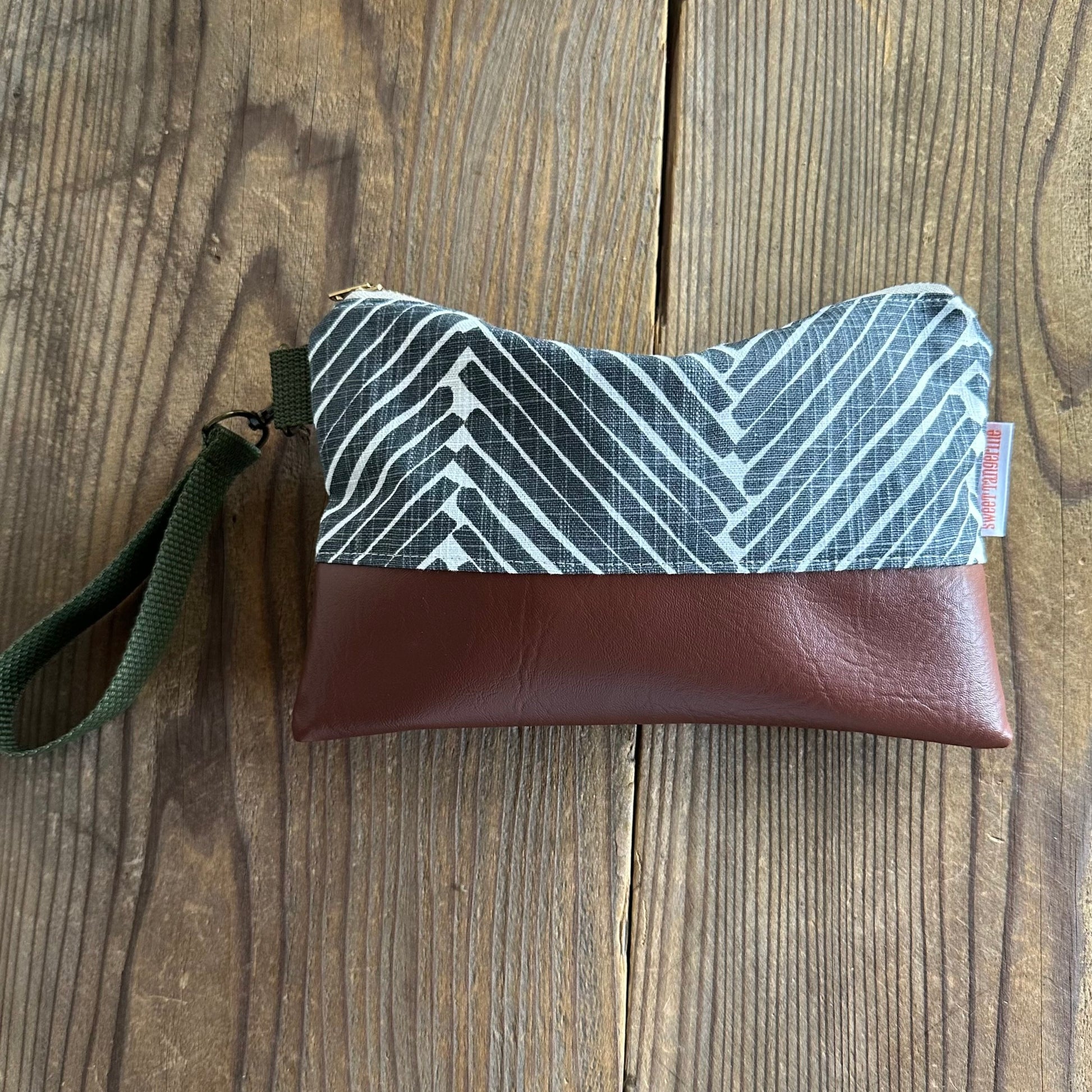 Gray Zig Zag Wristlet