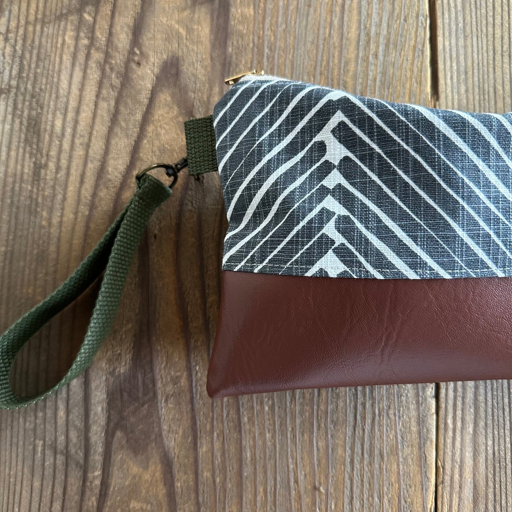 Gray Zig Zag Wristlet